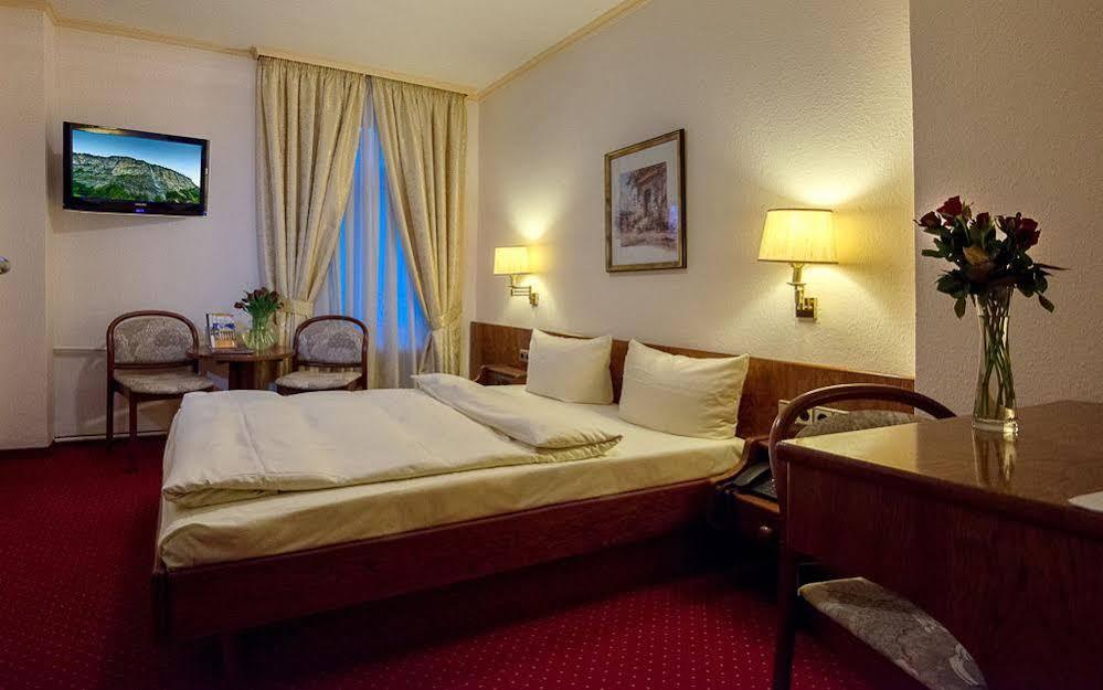 Hotel Am Kochbrunnen Висбаден Экстерьер фото